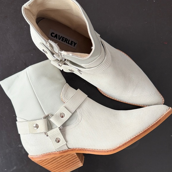 Caverley Shoes Shoes - Caverley Women's Leather Cream Ankle Booties msrp $170